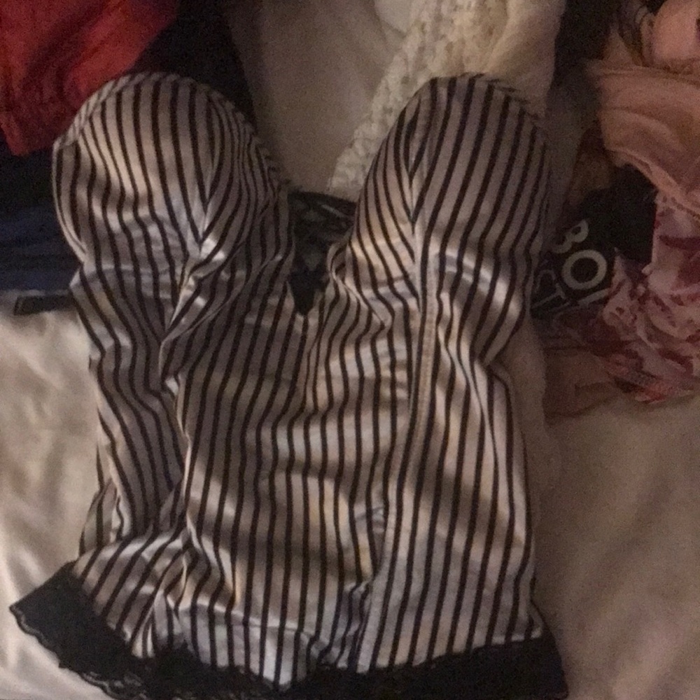 Brand: Basic universal size: medium color: black and white